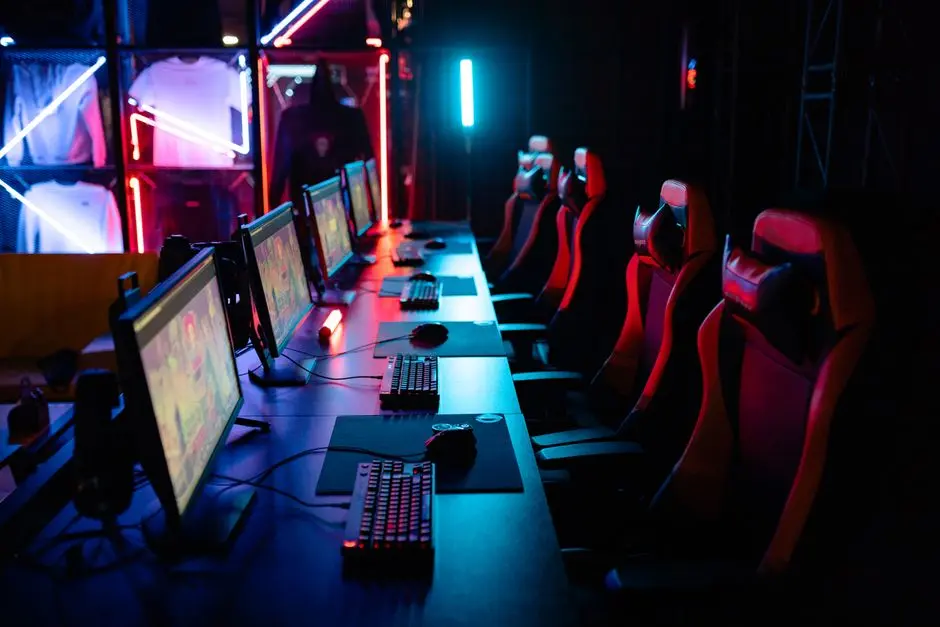 Pemain muda asyik bermain turnamen esport ringan di warnet