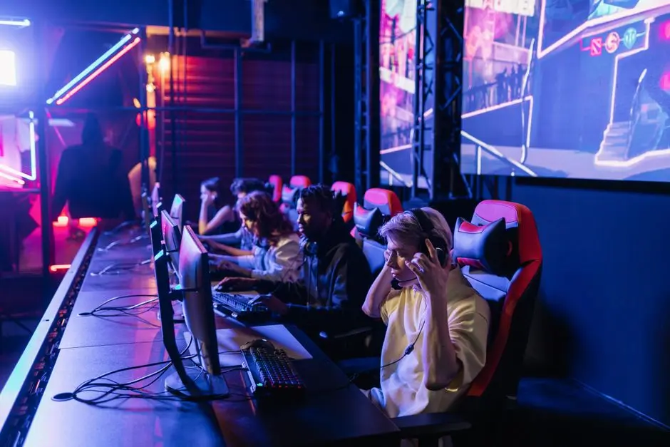 Suasana turnamen esport lokal dengan pemain yang sedang bertanding