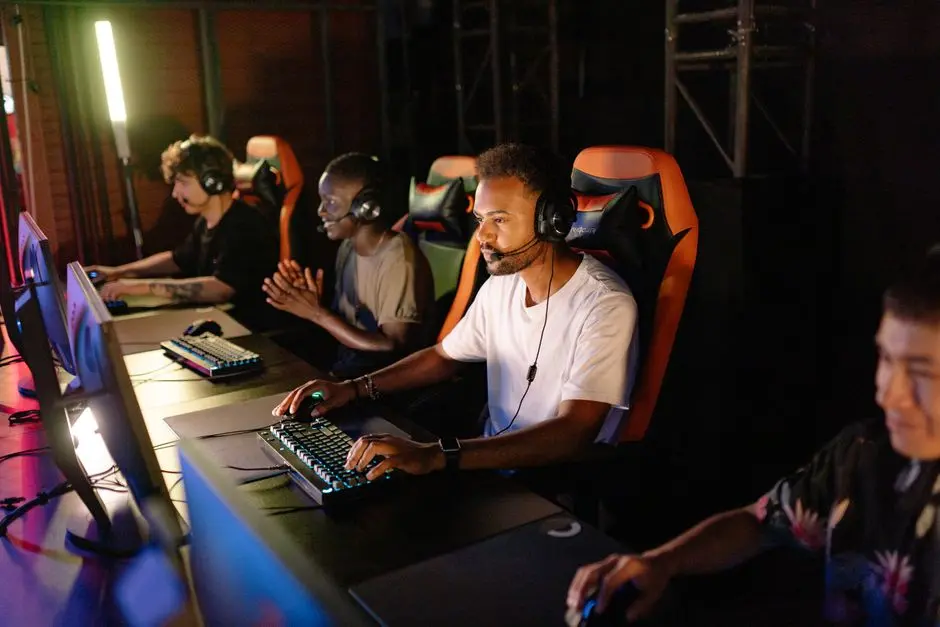 Penonton antusias menyaksikan pertandingan esport di layar besar
